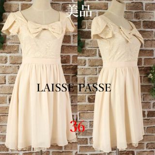 レッセパッセ(LAISSE PASSE)の美品★LAISSE PASSEライトベージュリボンブローチ切替ワンピース36(ミニワンピース)