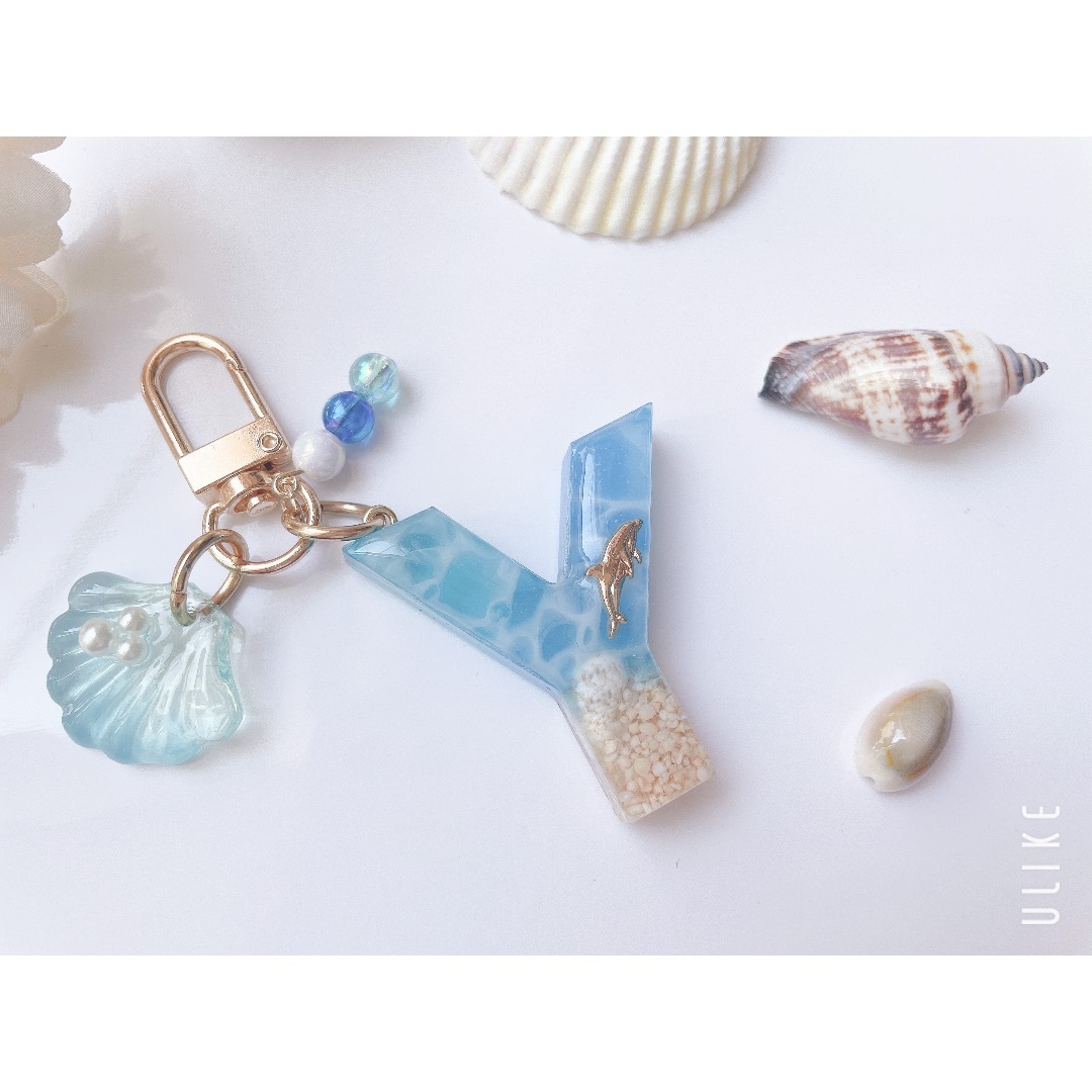 ♡Y♡ 海塗りレジンイニシャルキーホルダーの通販 by Snow accessories｜ラクマ