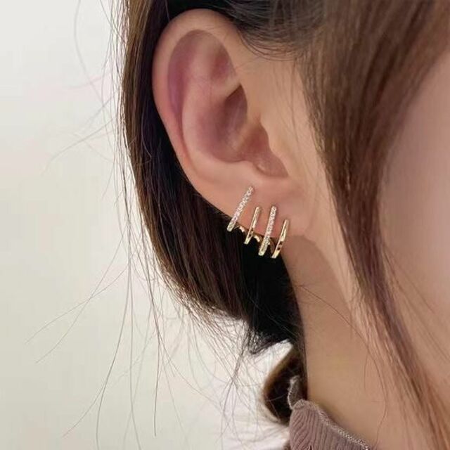 4連ピアス　pierce　 アクセサリー　ゴールドピアス　ビジューピアス レディースのアクセサリー(ピアス)の商品写真