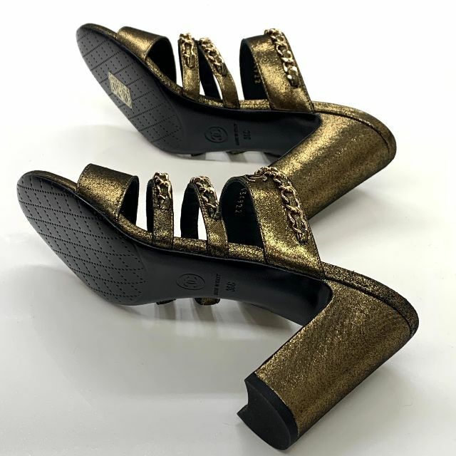 CHANEL(シャネル)の6303 未使用 シャネル ファブリック チェーンココマーク サンダル ゴールド レディースの靴/シューズ(サンダル)の商品写真
