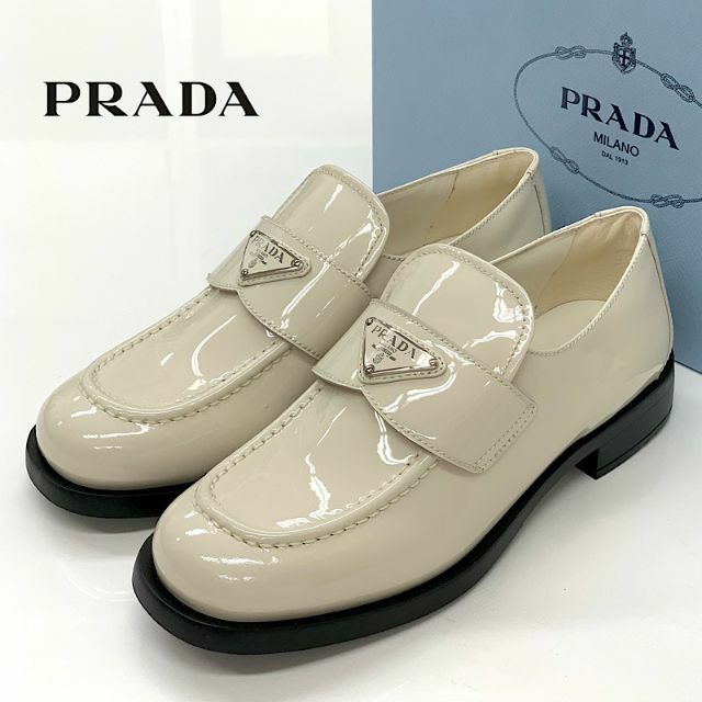 PRADA(プラダ)の7019 未使用 プラダ チョコレート パテント ロゴプレート ローファー レディースの靴/シューズ(ローファー/革靴)の商品写真