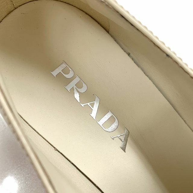 PRADA(プラダ)の7019 未使用 プラダ チョコレート パテント ロゴプレート ローファー レディースの靴/シューズ(ローファー/革靴)の商品写真