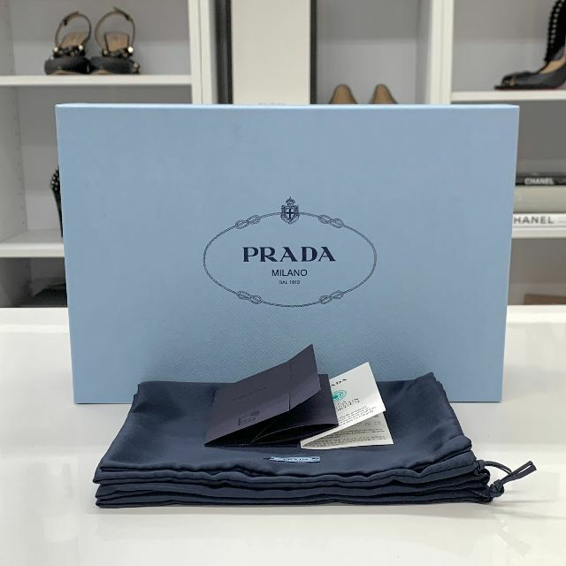 PRADA(プラダ)の7019 未使用 プラダ チョコレート パテント ロゴプレート ローファー レディースの靴/シューズ(ローファー/革靴)の商品写真