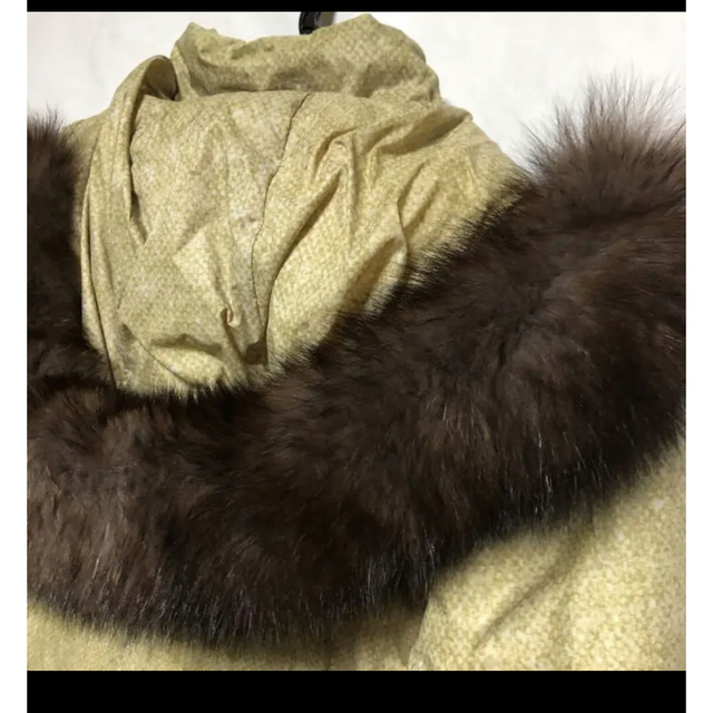 イナバヨシエ　フード付きダウンジャケット　カーキ　グリーン系グリーン系 レディースのジャケット/アウター(ダウンジャケット)の商品写真