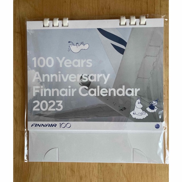 Finnair 2023 卓上カレンダー　ピンバッジ付き インテリア/住まい/日用品の文房具(カレンダー/スケジュール)の商品写真