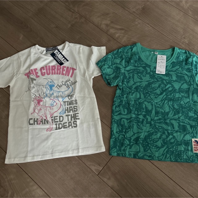 新品半袖　Tシャツ　恐竜　120cm キッズ/ベビー/マタニティのキッズ服男の子用(90cm~)(Tシャツ/カットソー)の商品写真