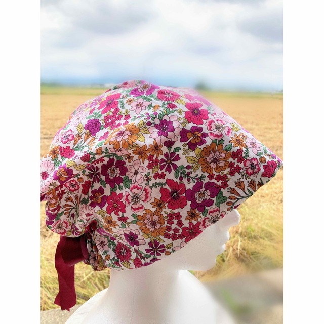 小さな花柄いっぱいの医療用帽子・リボン付き・保護帽子・ガーデニング用 ハンドメイドのファッション小物(帽子)の商品写真