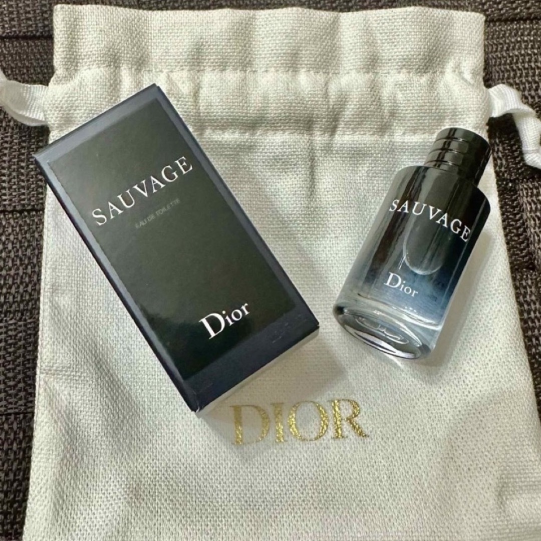 Dior(ディオール)のDior マスカラ　ブラック　オーバーカール 4ml &香水　2点 コスメ/美容のベースメイク/化粧品(マスカラ)の商品写真