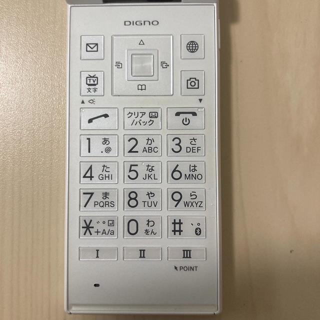 京セラ(キョウセラ)のDIGNO2 ケータイ　701KC ホワイト　SIMロック解除済 スマホ/家電/カメラのスマートフォン/携帯電話(携帯電話本体)の商品写真