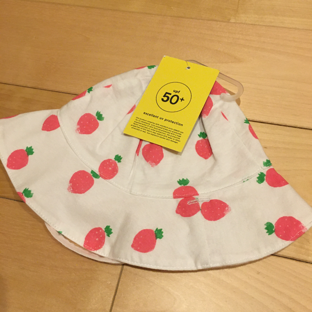 babyGAP(ベビーギャップ)の新品未使用タグ付き★babyGAP★ベビー帽子★いちご★44cm★UVカット キッズ/ベビー/マタニティのこども用ファッション小物(帽子)の商品写真