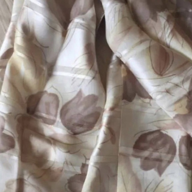 SELECTIONサテンストライプ  大判シルク100%花柄スカーフ  ベージュ レディースのファッション小物(バンダナ/スカーフ)の商品写真