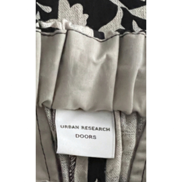 URBAN RESEARCH DOORS(アーバンリサーチドアーズ)のURBAN RESEARCH DOORSフラワーパンツ新品未使用品 レディースのパンツ(カジュアルパンツ)の商品写真