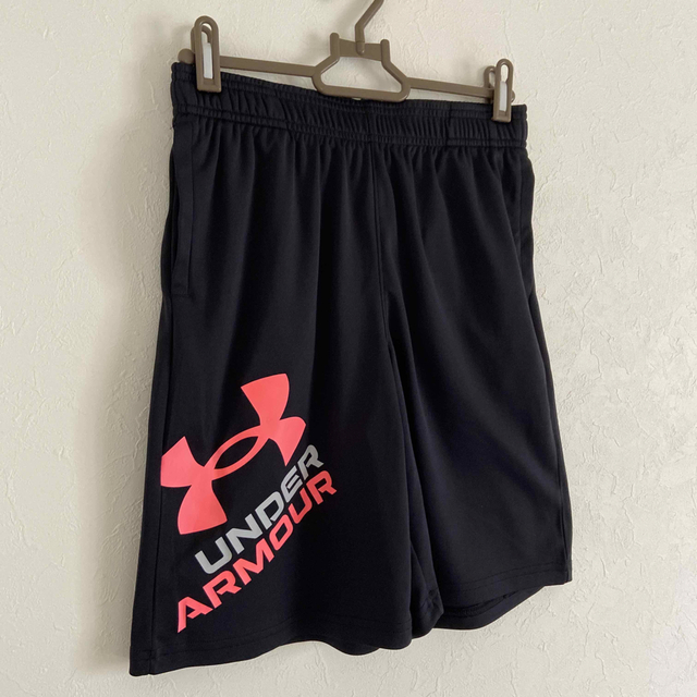 UNDER ARMOUR(アンダーアーマー)のUNDERARMOURアンダーアーマー キッズパンツ　サイズ１６０ キッズ/ベビー/マタニティのキッズ服男の子用(90cm~)(パンツ/スパッツ)の商品写真