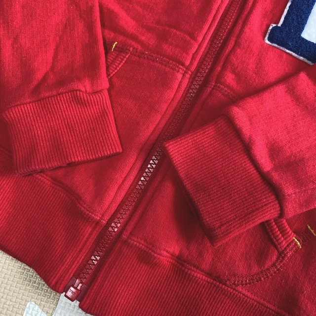 赤ジップアップパーカー95 キッズ/ベビー/マタニティのキッズ服男の子用(90cm~)(ジャケット/上着)の商品写真