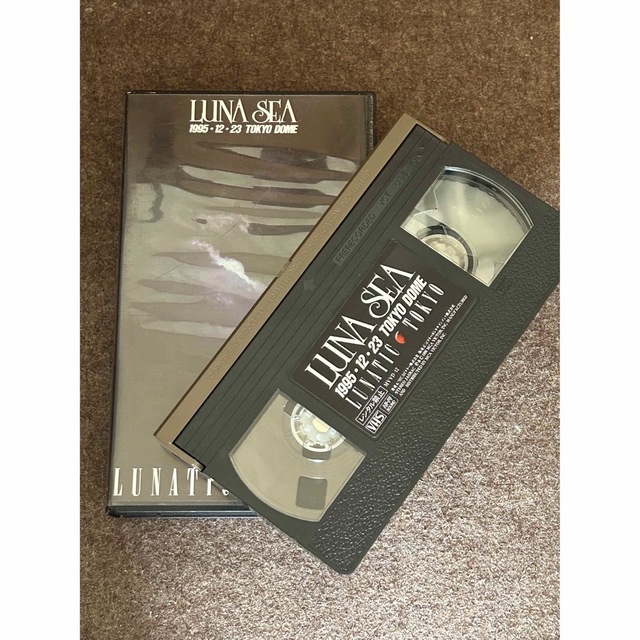 東芝(トウシバ)の東芝VHSビデオデッキ A-GK80(動作確認済み・テープ2本付き) スマホ/家電/カメラのテレビ/映像機器(その他)の商品写真