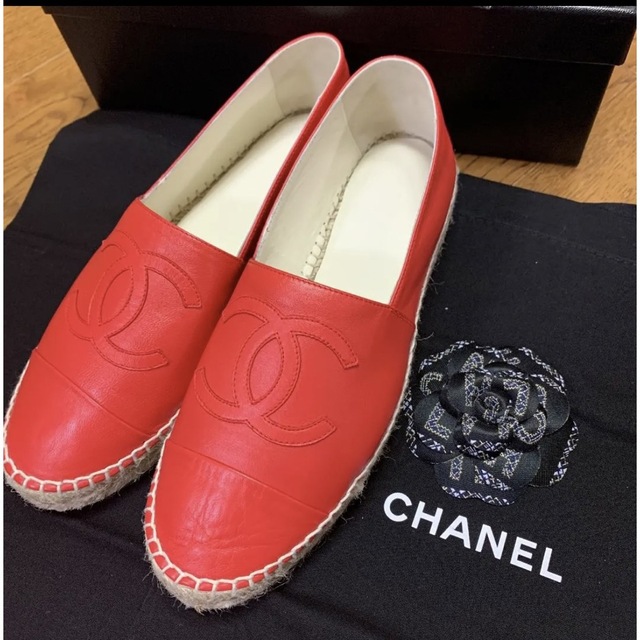 CHANEL(シャネル)のシャネル⭐︎エスパドリーユ　新品未使用　限定カラー赤系貴重　ココマーク レディースの靴/シューズ(スリッポン/モカシン)の商品写真