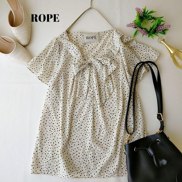 ROPE’(ロペ)の【ロペ】ドット柄　ボウタイ半袖ブラウス　Ｍ　フリルスリーブ レディースのトップス(シャツ/ブラウス(半袖/袖なし))の商品写真