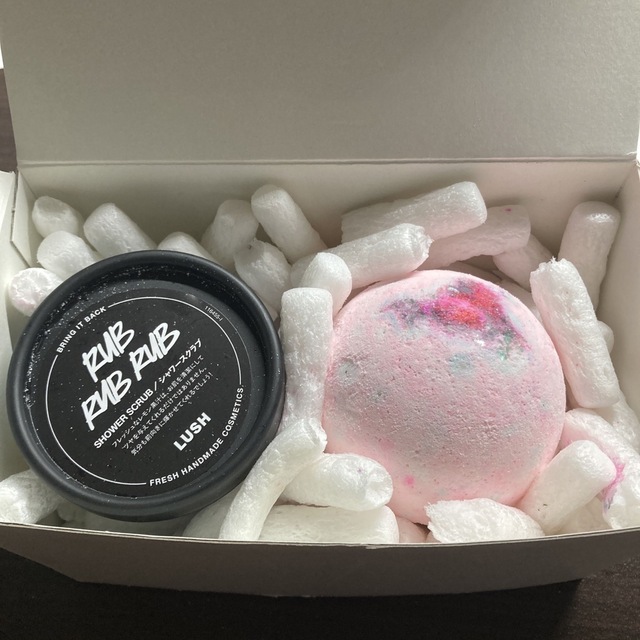 LUSH(ラッシュ)のラッシュ ギフトセット バスボム(桜日記)＆シャワースクラブ  コスメ/美容のボディケア(入浴剤/バスソルト)の商品写真