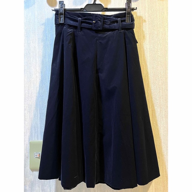 ベロア　フレアスカート　ネイビー　ベルト　Mサイズ レディースのスカート(ひざ丈スカート)の商品写真
