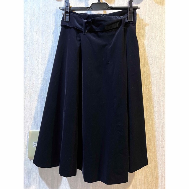 ベロア　フレアスカート　ネイビー　ベルト　Mサイズ レディースのスカート(ひざ丈スカート)の商品写真
