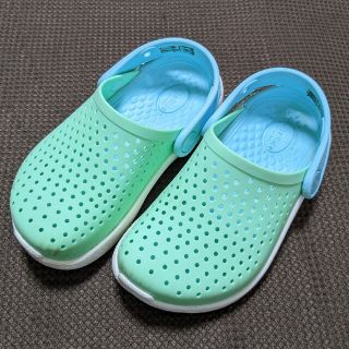 クロックス(crocs)のクロックス crocs サンダル (ライトライド) キッズ / サイズc11(サンダル)