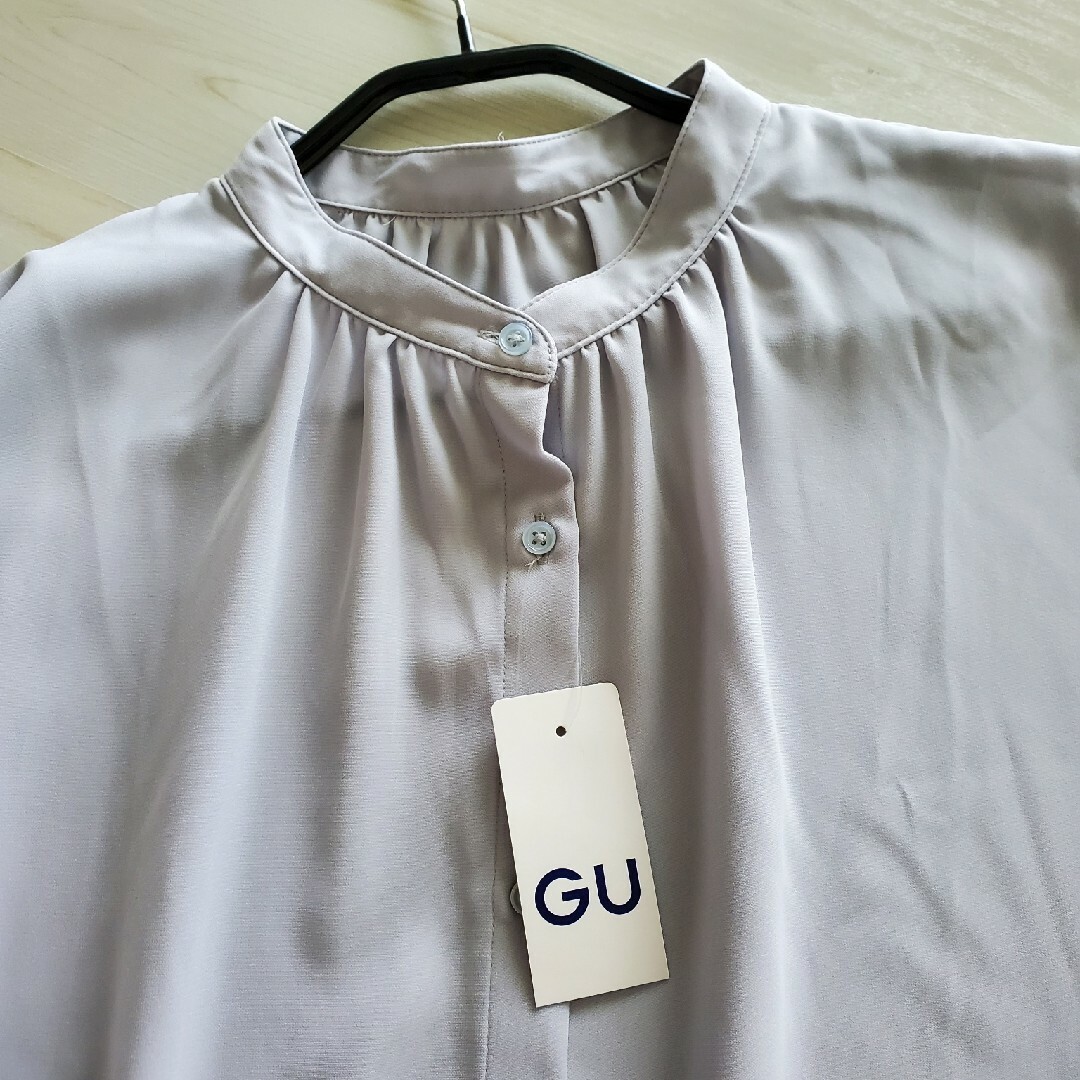 GU(ジーユー)の【GU】エアリーバンドカラーブラウス　シャツ　ライトブルー レディースのトップス(シャツ/ブラウス(半袖/袖なし))の商品写真