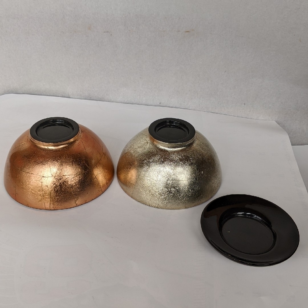 抹茶茶碗 2個　木製漆仕上げ　 外面 金箔 銀箔仕上げ　 茶托 1枚