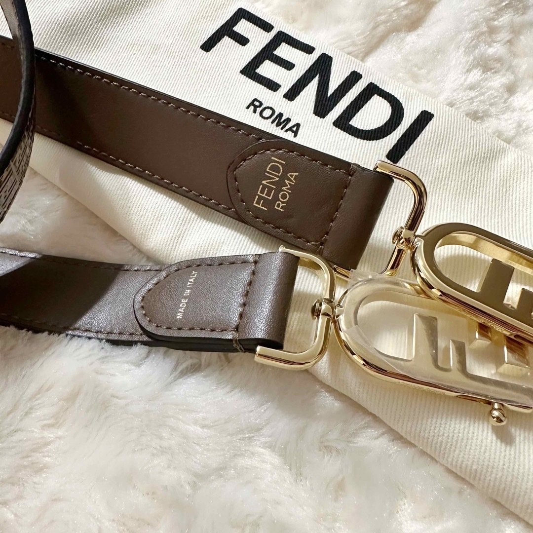 FENDI(フェンディ)の【日本数量限定！新品】FENDI ズッカ ストラップユー ストラップ ユー レディースのバッグ(ショルダーバッグ)の商品写真