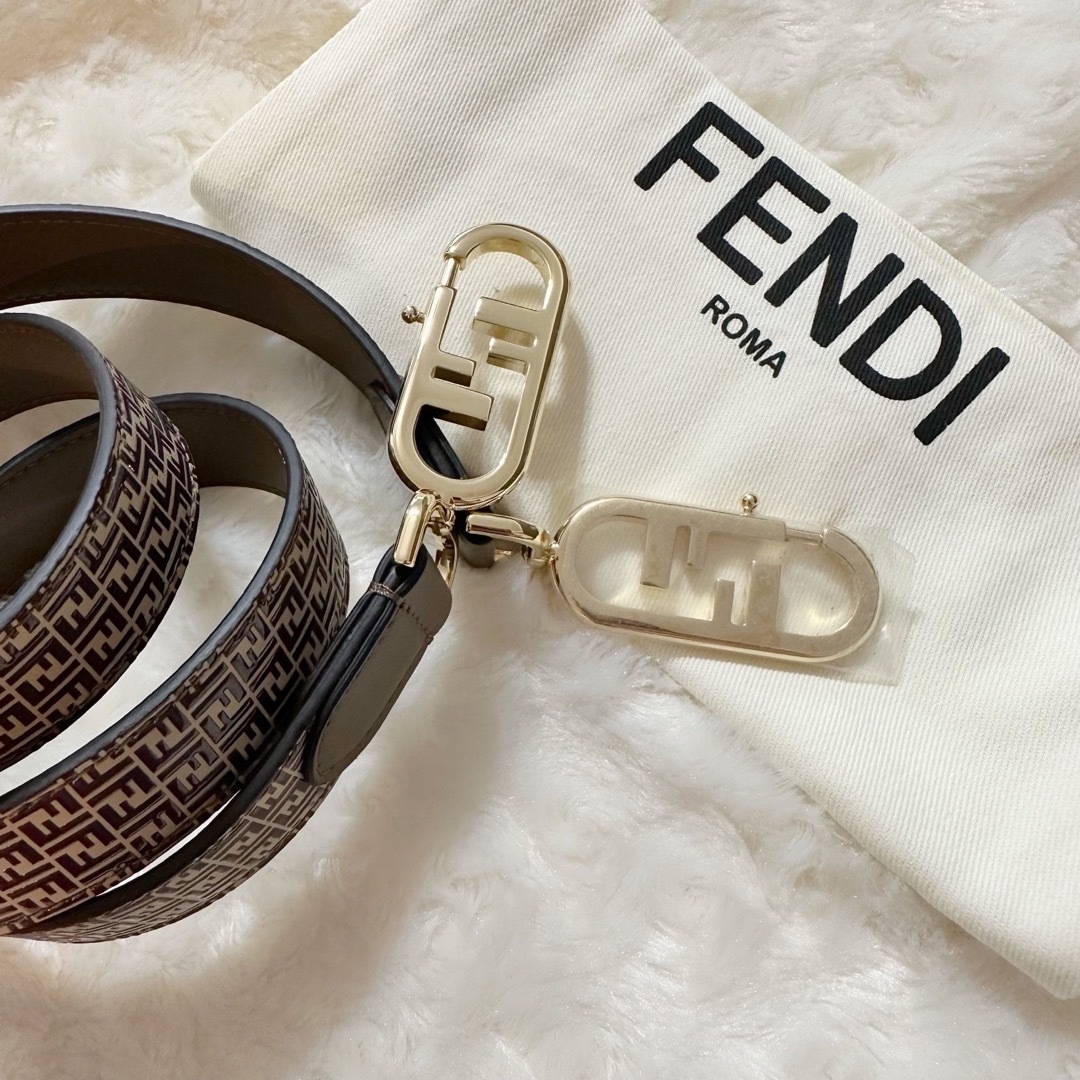 FENDI(フェンディ)の【日本数量限定！新品】FENDI ズッカ ストラップユー ストラップ ユー レディースのバッグ(ショルダーバッグ)の商品写真