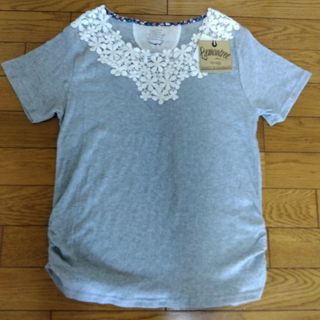 新品　お花刺繍のTシャツ(Tシャツ(半袖/袖なし))