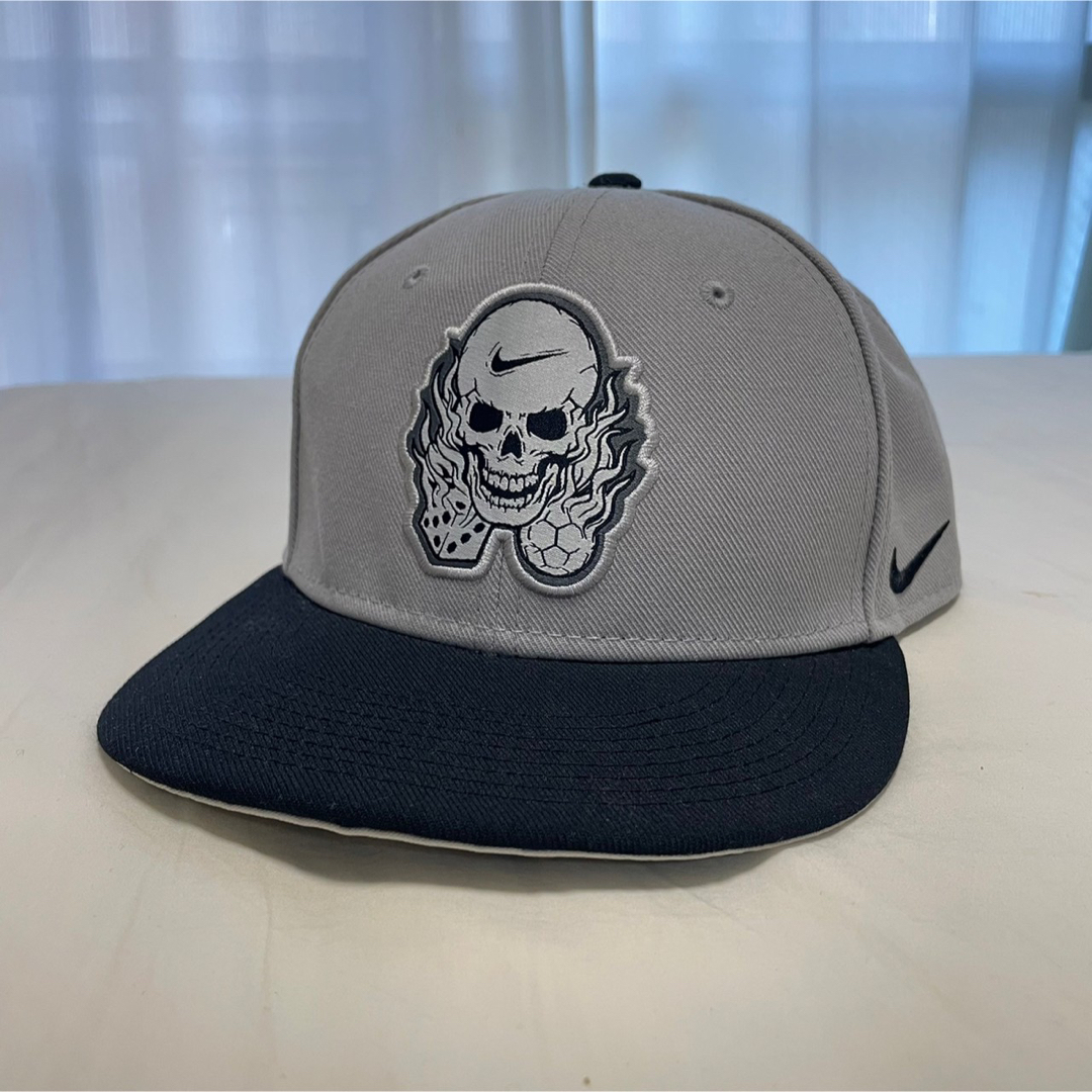 NIKE(ナイキ)のNIKE TRUE ナイキ キャップ 帽子 グレー×ブラック ロゴ刺繍 スカル メンズの帽子(キャップ)の商品写真