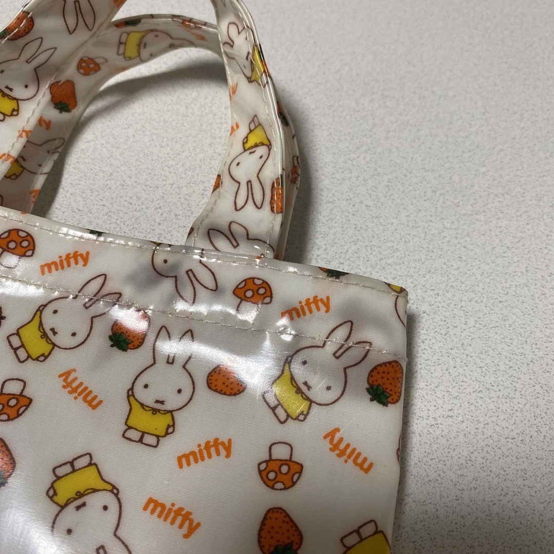 miffy(ミッフィー)のミッフィー バッグ トートバッグ ハンドバッグ ビニール いちご miffy レディースのバッグ(トートバッグ)の商品写真