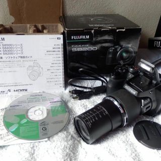 フジフイルム(富士フイルム)の❤️動作品❤️S8200★望遠1920mm★８０倍ズーム★乾電池式で便利(デジタル一眼)