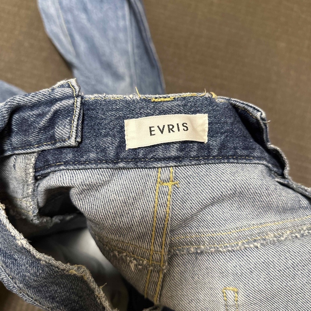 EVRIS(エヴリス)の【値下げ】EVRIS リメイクデザインデニムブーツカットパンツ レディースのパンツ(デニム/ジーンズ)の商品写真