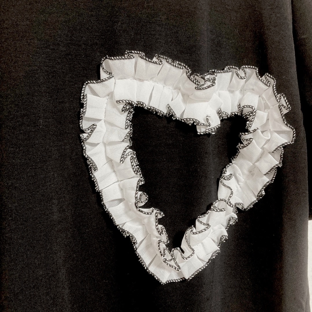 シフォンフリルハートモチーフ　Tシャツ　黒 レディースのトップス(Tシャツ(半袖/袖なし))の商品写真