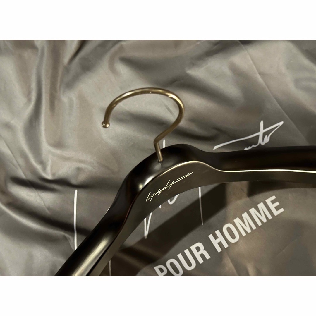 Yohji Yamamoto POUR HOMME(ヨウジヤマモトプールオム)の【超希少】Yohji Yamamoto 専用木製ハンガー +専用ガーメントセット メンズのジャケット/アウター(その他)の商品写真