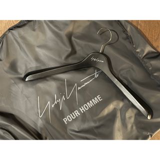 ヨウジヤマモトプールオム(Yohji Yamamoto POUR HOMME)の【超希少】Yohji Yamamoto 専用木製ハンガー +専用ガーメントセット(その他)