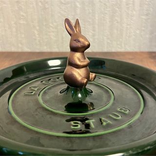 ストウブ(STAUB)の[海外限定/日本未発売] ローズゴールド/うさぎノブ STAUB(調理道具/製菓道具)