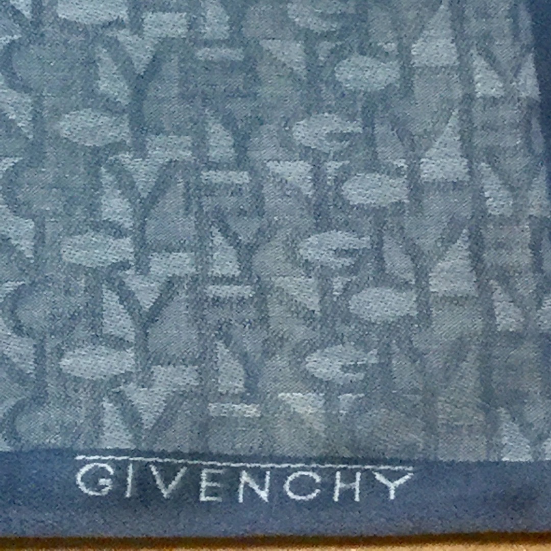 GIVENCHY(ジバンシィ)の新品未使用❗️GIVENCHY、他 ハンカチ3枚セット❗️ メンズのファッション小物(ハンカチ/ポケットチーフ)の商品写真