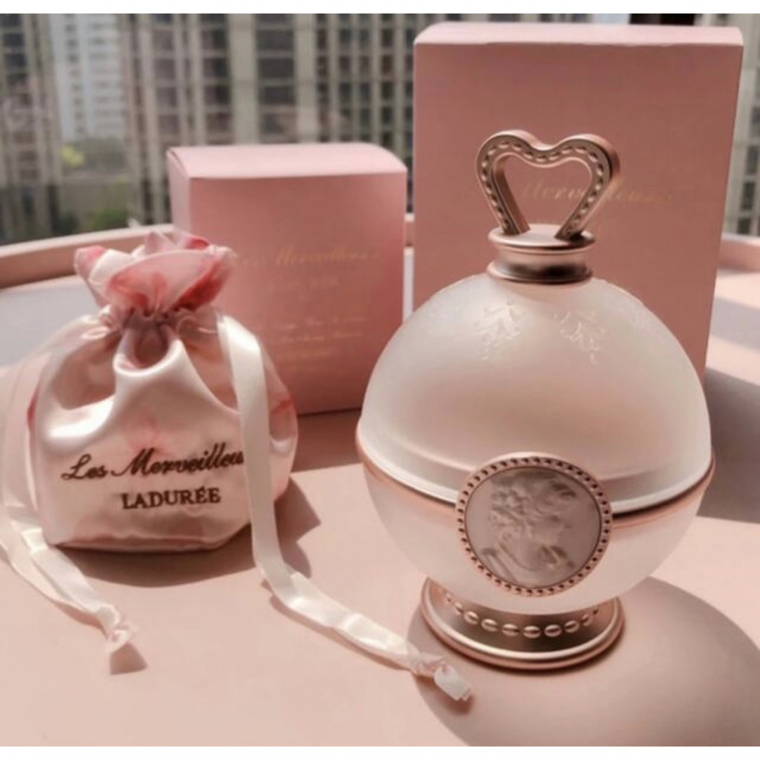 LADUREE(ラデュレ)のラデュレ限定 サクラチークポット 新品未使用品 箱付き コスメ/美容のベースメイク/化粧品(その他)の商品写真