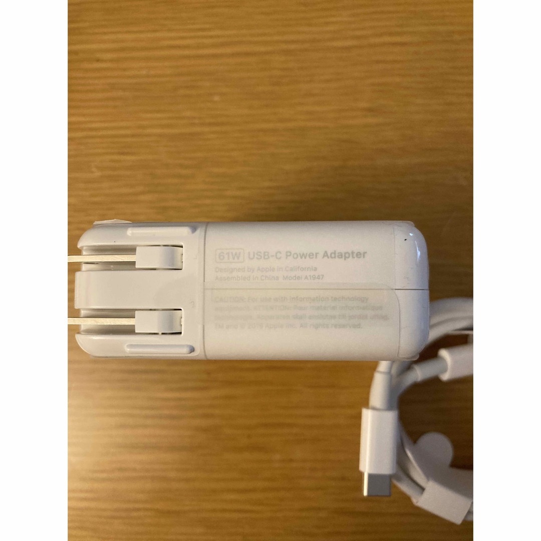 Apple(アップル)の【純正品・未使用】MacBook 61w 電源アダプタとUSB-C 充電ケーブル スマホ/家電/カメラのPC/タブレット(PC周辺機器)の商品写真