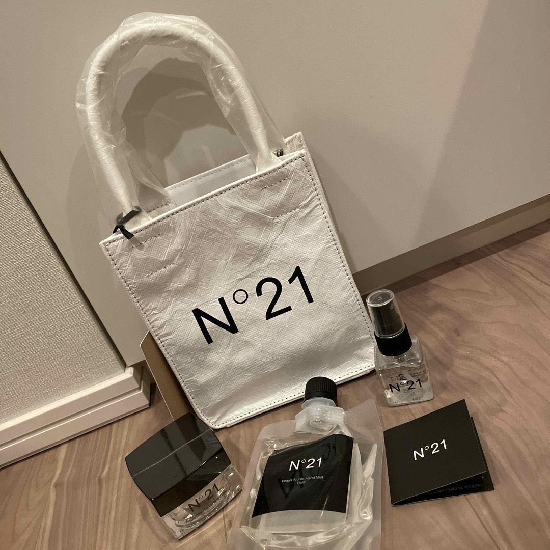 N°21(ヌメロヴェントゥーノ)のN°21 バッグ　ホワイト　スクエア　ハンドフェイスクリーム レディースのバッグ(ハンドバッグ)の商品写真