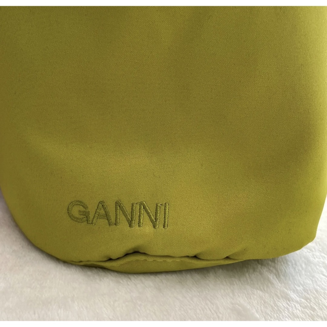 Maison Martin Margiela(マルタンマルジェラ)の【GANNI】ストラップ付き ポーチ ミニバッグ レディースのバッグ(ハンドバッグ)の商品写真
