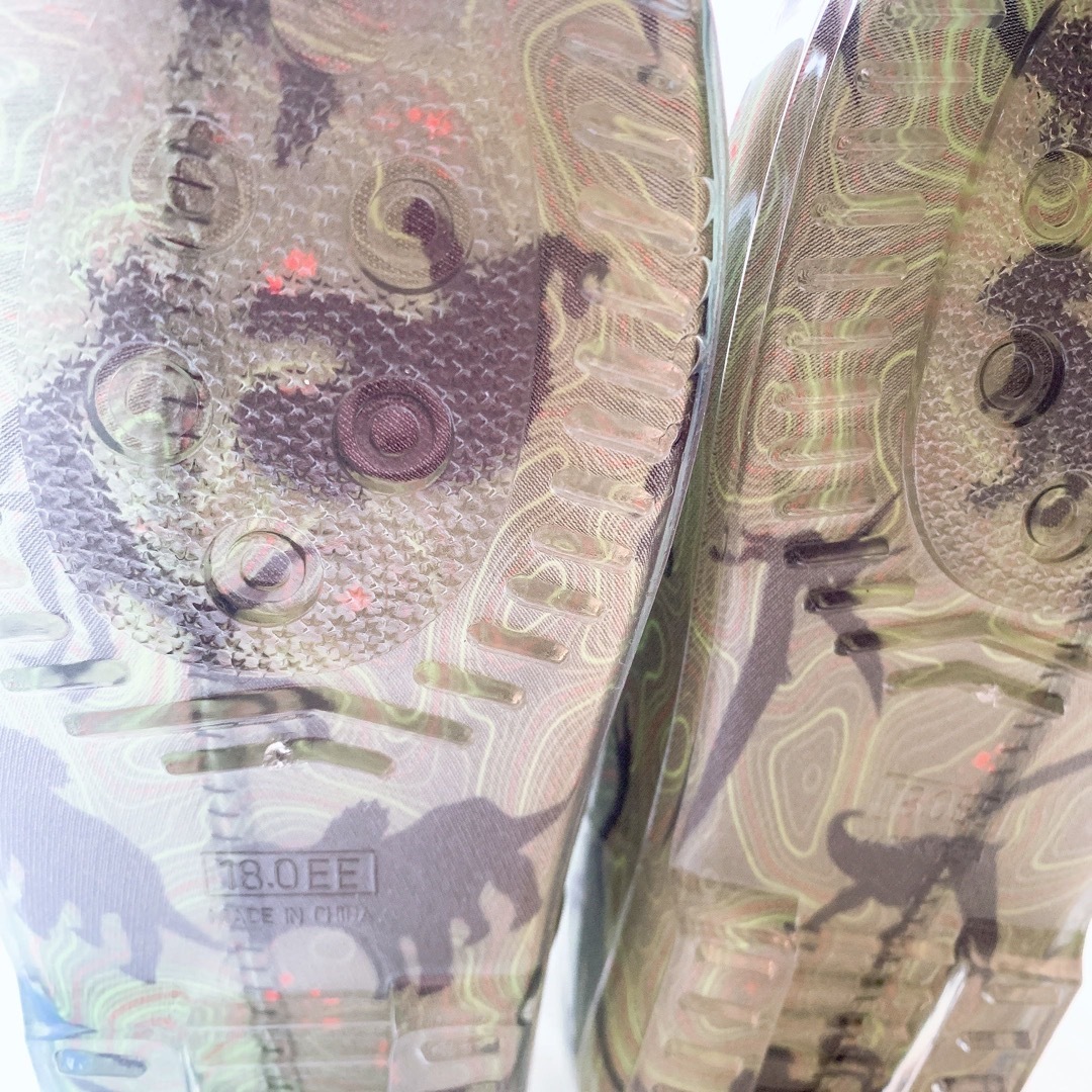 USJ(ユニバーサルスタジオジャパン)の恐竜 ジュラシックワールド レインブーツ 長靴 キッズ レインシューズ 雨靴 キッズ/ベビー/マタニティのキッズ靴/シューズ(15cm~)(長靴/レインシューズ)の商品写真