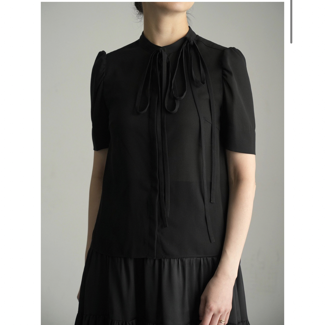 Aloma black  SHE Tokyo 新品　今期　黒 レディースのトップス(シャツ/ブラウス(半袖/袖なし))の商品写真