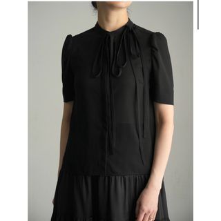 Aloma black  SHE Tokyo 新品　今期　黒(シャツ/ブラウス(半袖/袖なし))