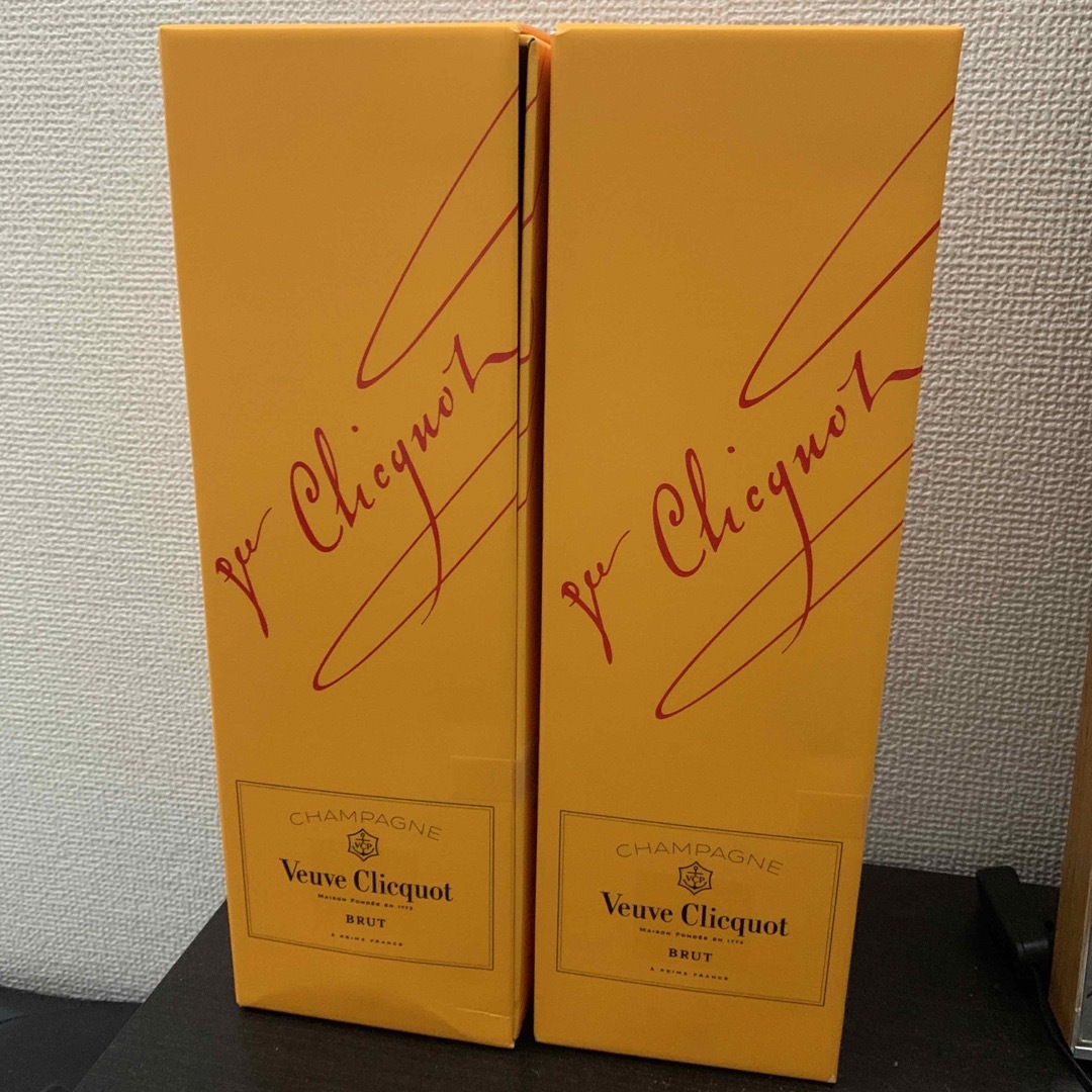 Dom Pérignon(ドンペリニヨン)のヴーヴクリコ 750ml 2本 箱付き 未開封 送料込み最安値 食品/飲料/酒の酒(シャンパン/スパークリングワイン)の商品写真