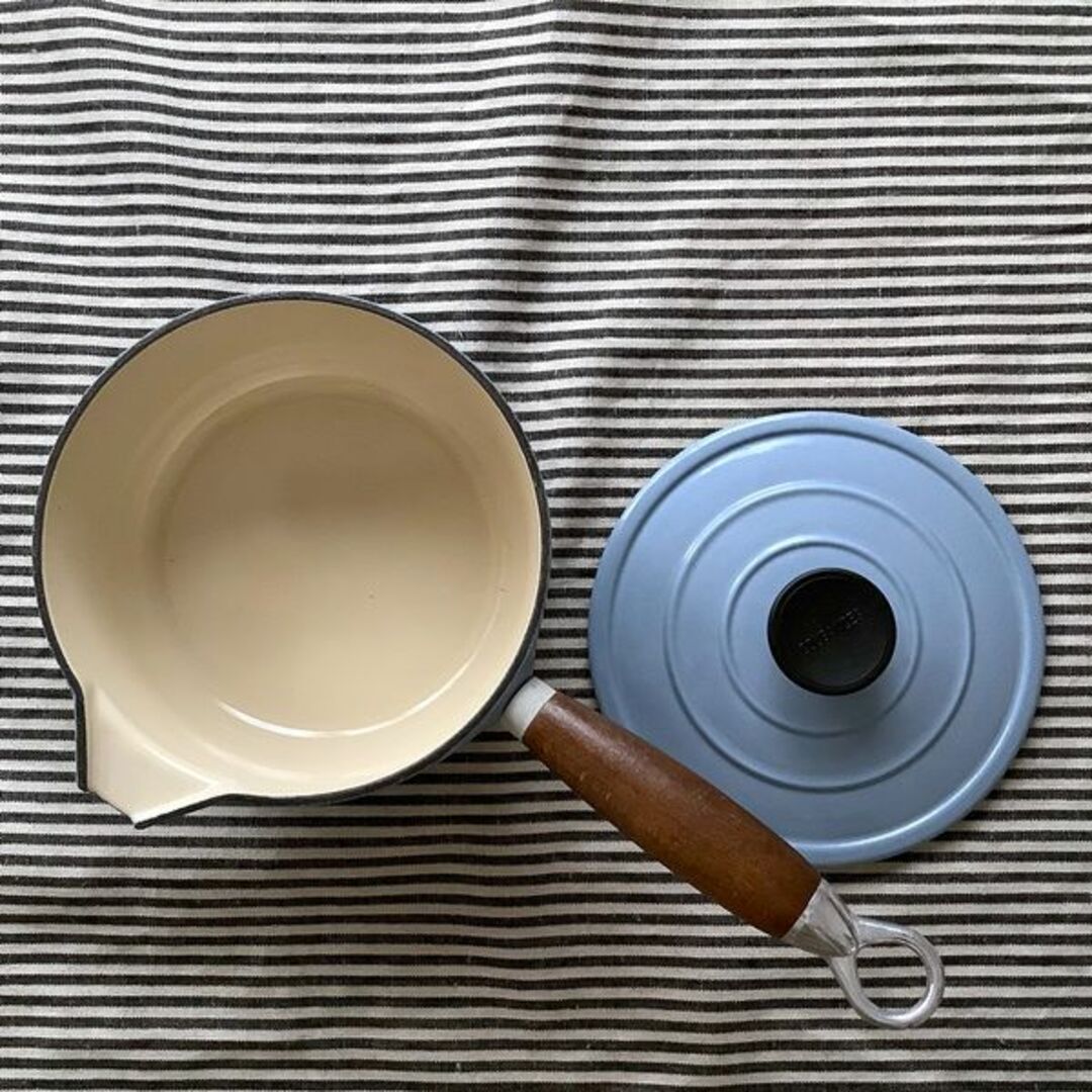 LE CREUSET(ルクルーゼ)の【デッドストック】クーザンス 木柄のソーシエール蓋付16センチ ブルーグレー インテリア/住まい/日用品のキッチン/食器(鍋/フライパン)の商品写真