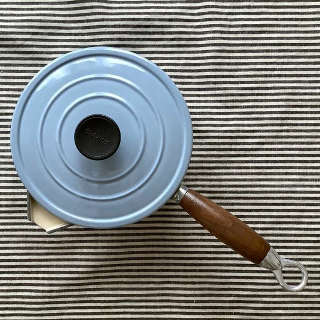 LE CREUSET(ルクルーゼ)の【デッドストック】クーザンス 木柄のソーシエール蓋付18センチ ブルーグレー インテリア/住まい/日用品のキッチン/食器(調理道具/製菓道具)の商品写真