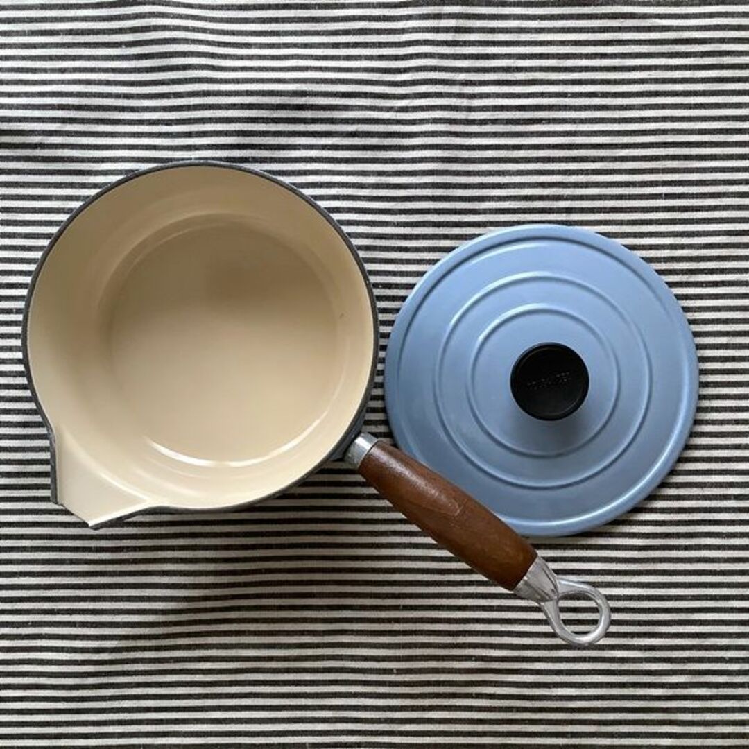 LE CREUSET(ルクルーゼ)の【デッドストック】クーザンス 木柄のソーシエール蓋付18センチ ブルーグレー インテリア/住まい/日用品のキッチン/食器(調理道具/製菓道具)の商品写真